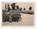 s53- Frankreich 1940 Lille Französischer Offizier Gefangener POW (Pkw-Simca-Fiat-Topolino).jpg