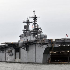 US_Navy_120109-N-UM734-392_The_amphibious_assault_ship_USS_Kearsarge_(LHD_3)_is_anchored_while...jpg