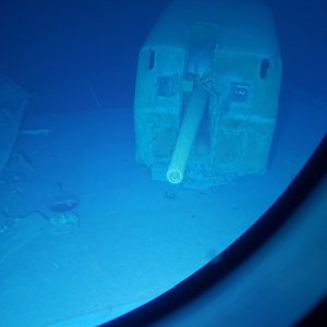 Wreck-Gun_turret_No._51_on_the_bow_of_the_wreck_of_the_USS_Johnston_DD-557.jpg